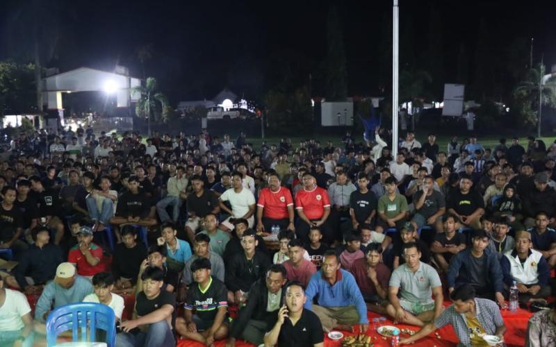 Nobar Semifinal Timnas Indonesia U-23, Kapolres dan Bupati Bengkulu Utara Berbaur dengan Masyarakat
