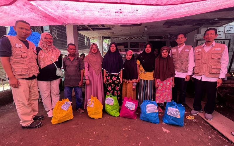 PLN Peduli Serahkan 100 Paket Sembako untuk Korban Banjir di Kabupaten Lebong