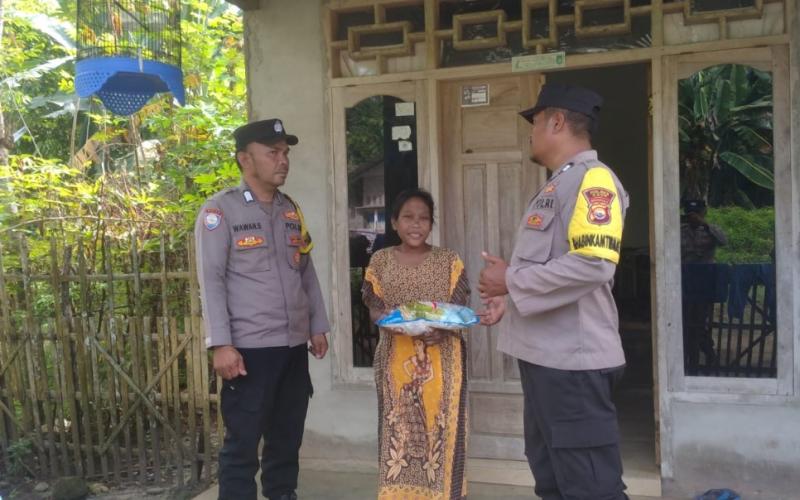 Gelar Selasa Berbagi, Polsek Kaur Tengah Bagikan Sembako kepada Warga Kurang Mampu di Desa Binaan  