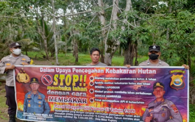 Piket Yanmas Polsek Maje Sosialisasi Larangan Pembakaran Hutan dan Lahan Kepada Warga 
