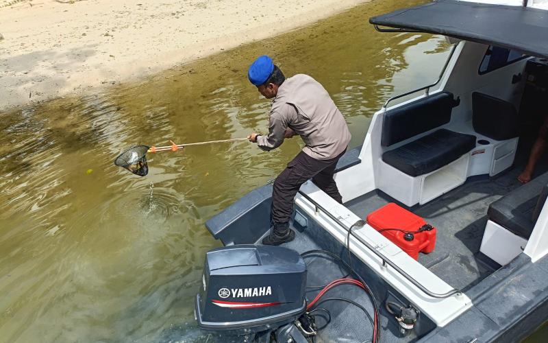 Satpolairud Polres Kaur Bersihkan Sampah di Sungai Benteng