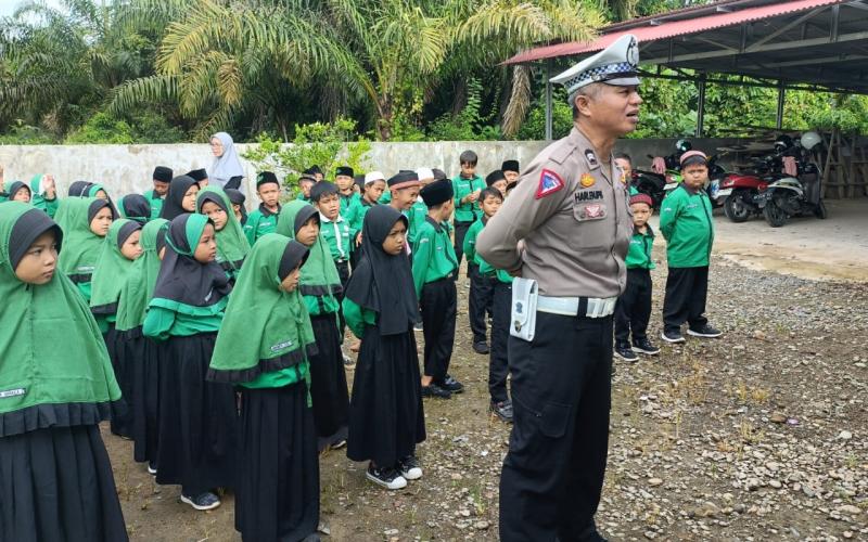Tanamkan Sikap Disiplin Sejak Usia Dini, Satlantas Polres Mukomuko Berikan Pelatihan dan Pembinaan Pelajar SD IT AL Hafidz