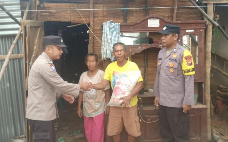 Ringankan Beban Warga Kurang Mampu, Polsek Kaur Tengah Bagikan Bantuan Sembako Beras 