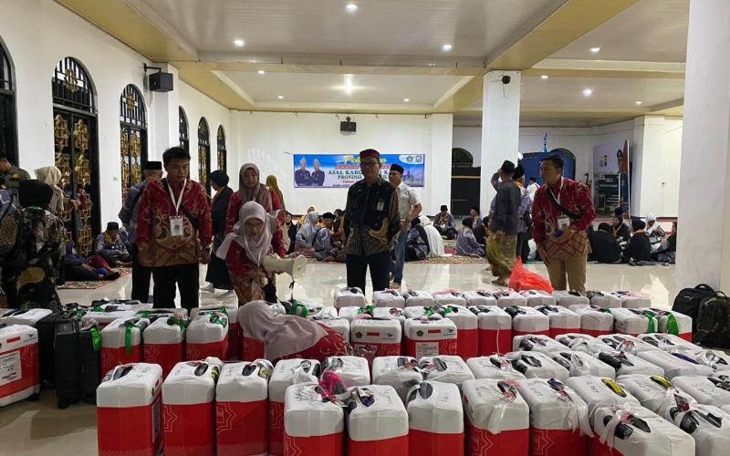 Polres Kaur Lakukan Pengamanan dan Pengawalan Calon Jamaah Haji Tahun 1445 H/ 2024 M menuju Wisma Haji 