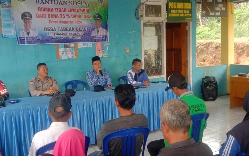 Kanit Binmas Polsek Lebong Atas Hadiri Pembagian Bansos untuk Rumah Tidak Layak Huni di Desa Tabeak Blau