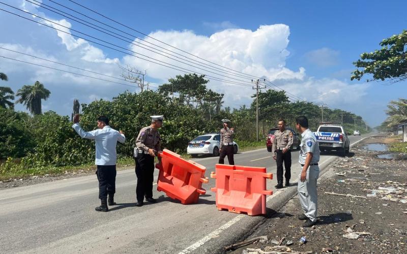 Pastikan Arus Lalin Aman di Lewati, Sat Lantas Polres Mukmuko Bersama Dishub Mukomuko Cek Lokasi Pantai Abrasi 