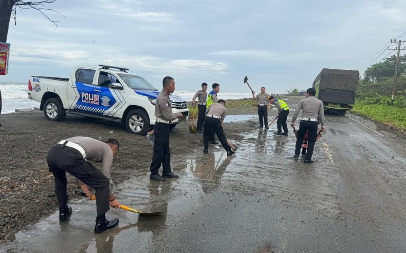 Pantai Abrasi, Sat Lantas Polres Mukomuko Gelar Aksi Bersih-Bersih Jalan Lintas Bengkulu-Padang 