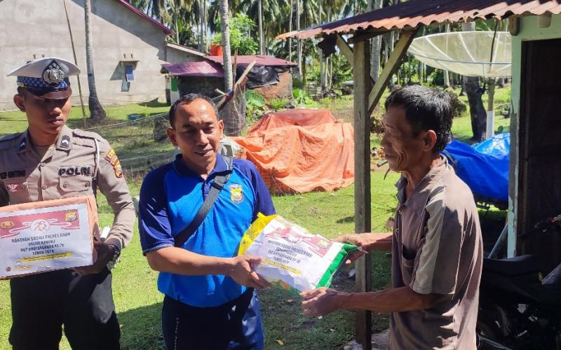 Dalam Rangka HUT Bhayangkara Ke - 78 Tahun 2024, Sat Lantas Polres Kaur Bagikan Sembako kepada Warga Kurang Mampu