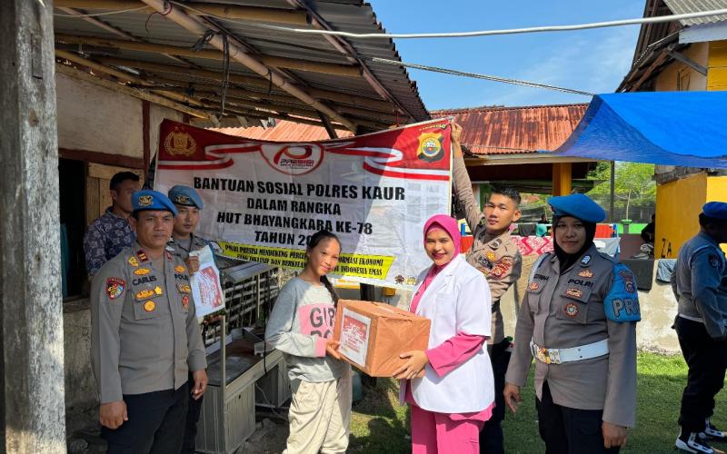 Sambut Hari Bhayangkara Ke-78, Polres Kaur Salurkan Bansos