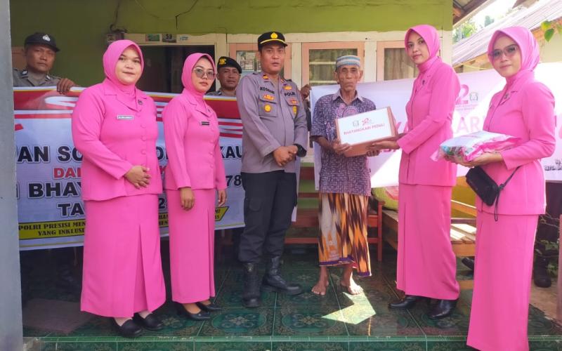 Sambut Hari Bhayangkara ke-78, Polres Kaur Berikan Bansos kepada Purnawirawan Polri