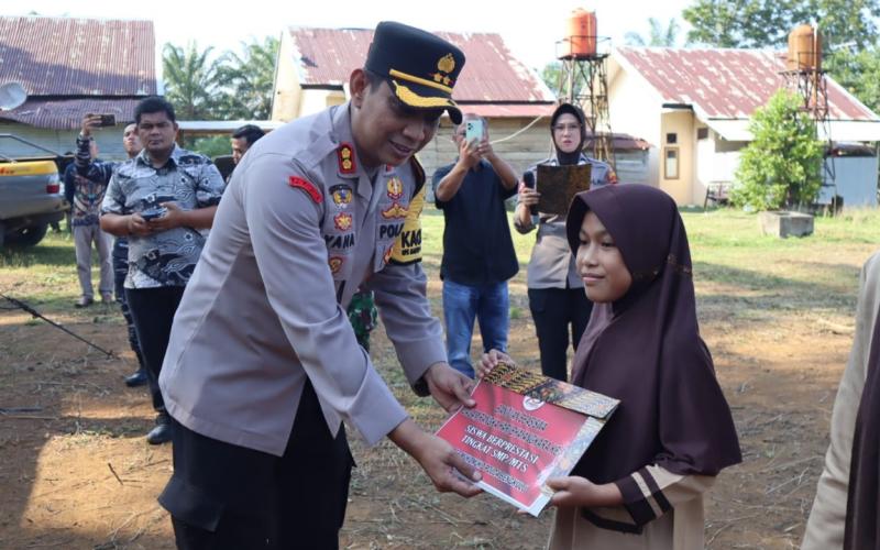 Bakti Sosial, Polres Mukomuko Serahkan Bantuan  Beasiswa Kepada Pelajar yang Berprestasi