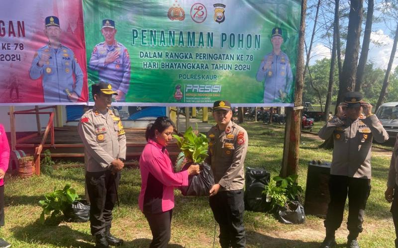 HUT Bhayangkara Ke-78, Polres Kaur Gelar Bakti Sosial  Tanam 1000 Pohon dan Bagikan Beasiswa