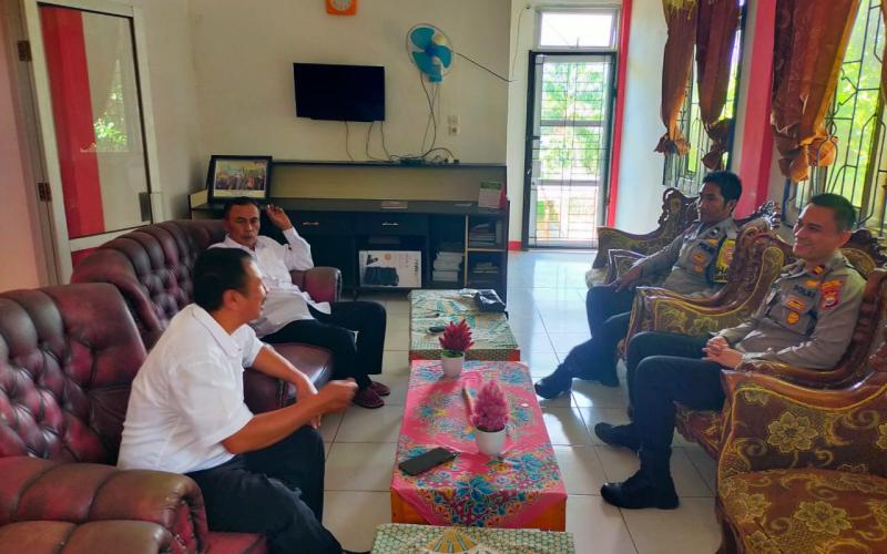 Jaga Silaturahmi dan Kemitraan, Kapolsek dan Bhabinkamtibmas Sambangi Kantor Camat