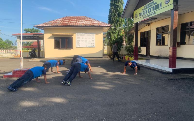 Tumbuhkan Raga Sehat dan Kuat, Waka Polsek Ketahun Pimpin Olahraga Pagi