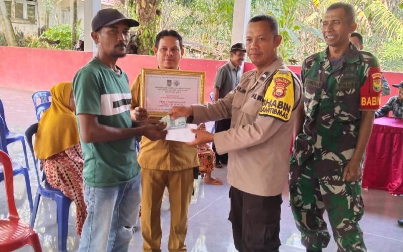 Bhabinkamtibmas Monitoring Langsung Penyaluran BLT DD Desa Pasar Ketahun
