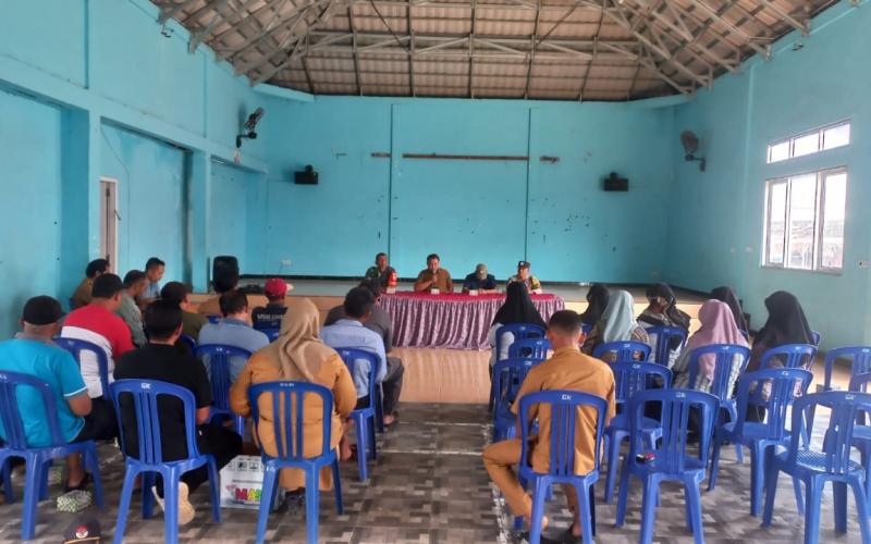 Bhabinkamtibmas Polsek Ketahun Hadiri Rapat Persiapan Peringatan HUT RI ke-79 Di Desa Giri Kencana