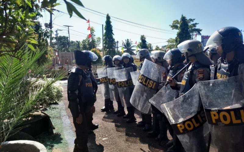 Personel Gabungan Satfung dan Polsek Jajaran Polres Kaur Laksanakan Kegiatan Latihan Dalmas Antisipasi Terjadinya Aksi Unjuk Rasa