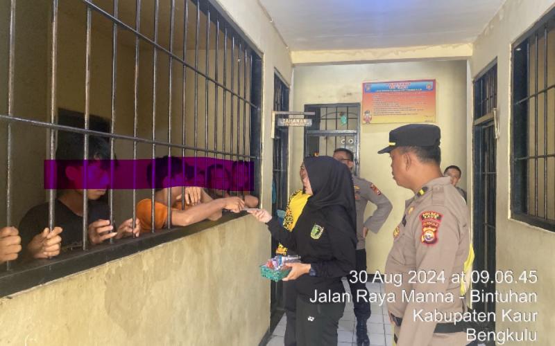 Pastikan dalam Kedaan Sehat, Sidokkes Polres Kaur Cek Kesehatan Tahanan