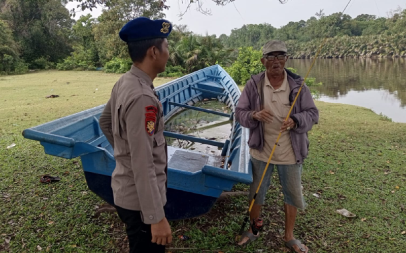 Sat Polair Polres Mukomuko Sambangi Warga Pesisir, Sampaikan Imbauan Pilkada Damai dan Waspada Hoaks