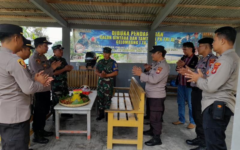 Kompak Jalin Sinergitas, Tiga Kapolsek Jajaran Polres Kaur Berikan Kejutan HUT TNI AL ke-79