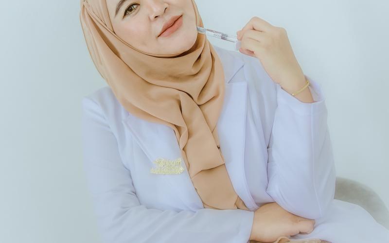 Bengkulu, mengenal sosok dr. Juriah,M.Biomed AAM adalah dokter kecantikan Bengkulu yang  Belajar ilmu aesthetic sampai ke United KIngdom, Inggis.