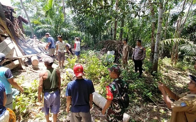 Polsek Ketahun Bersama Warga Gotong royong Bersihkan Puing Pasca Angin Puting Beliung