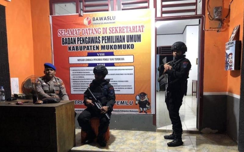Personel Satgas OMP dan BKO Brimob Gelar Patroli Harkamtibmas Jelang Pilkada 2024 di Mukomuko