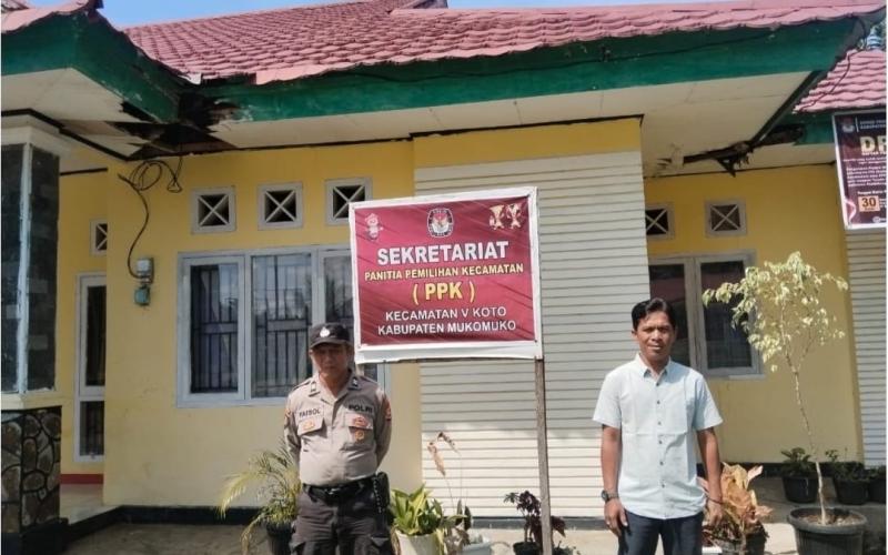 Polsek V Koto Lakukan Patroli di Kantor PPK dan Panwaslu untuk Ciptakan Situasi Kondusif