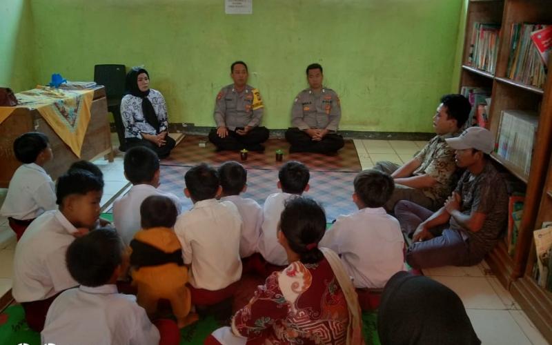 Bhabinkamtibmas Polsek Lebong Tengah Berikan Pembinaan Kepada Pelajar SD
