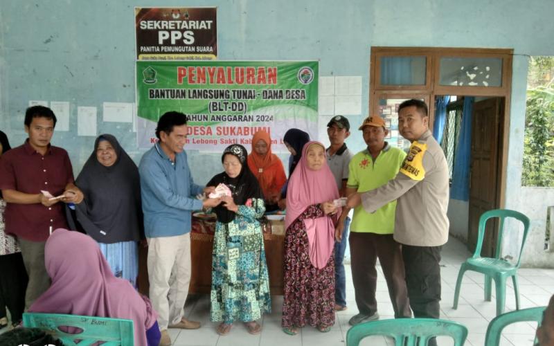 Bhabinkamtibmas Polsek Lebong Tengah Hadiri Pembagian BLT DD di Desa Suka Bumi