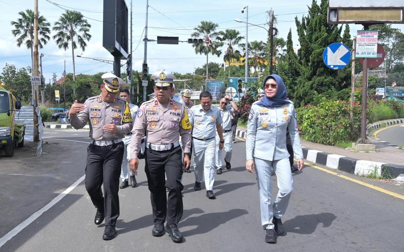 Tinjau Jalur Puncak, Dirops Jasa Raharja dan Dirgakkum Korlantas Polri Imbau Masyarakat Pantau Imformasi Rekayasa Lalu Lintas