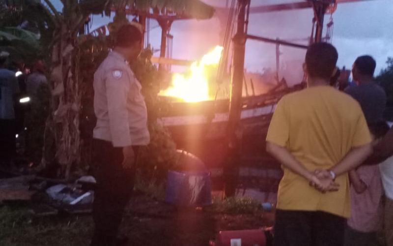 Polsek Kampung Melayu Pantau dan Padamkan Kebakaran Kapal KM. AZAHRA