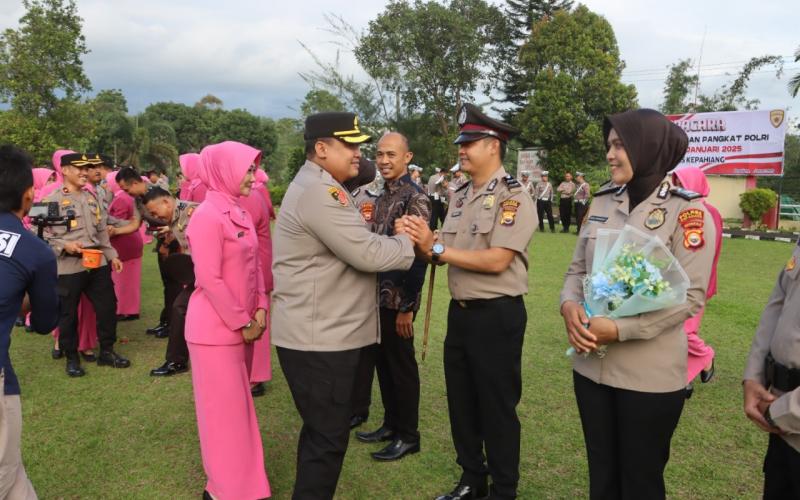 Kapolres Kepahiang Pimpin Upacara Kenaikan Pangkat Personel Polres Kepahiang TMT 1 Januari 2025