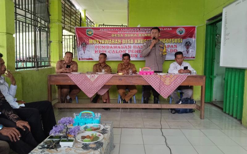 Bhabinkamtibmas Polsek Pino Raya Hadiri Musyawarah Penetapan Calon Penerima BLT Desa Suka Bandung