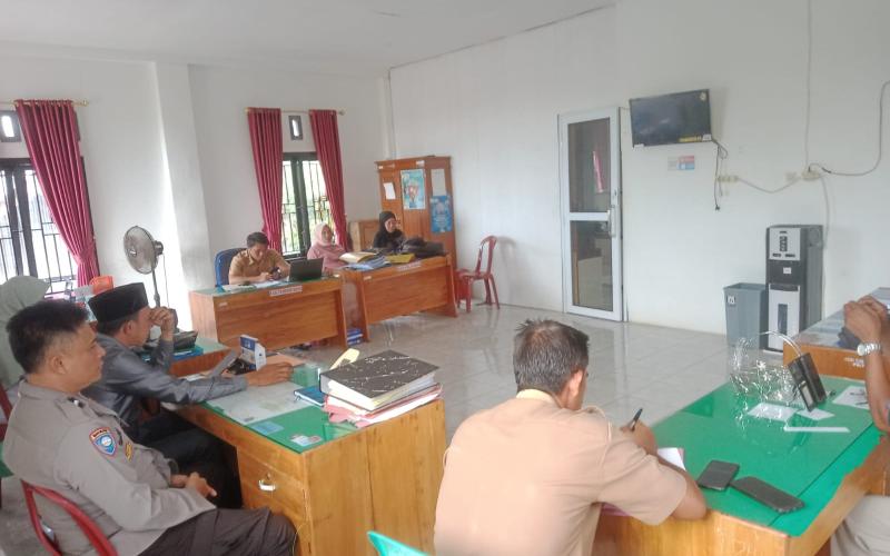 Bhabinkamtibmas Polsek Kota Manna Hadiri Musyawarah Penetapan Calon Penerima BLT Desa Padang Niur