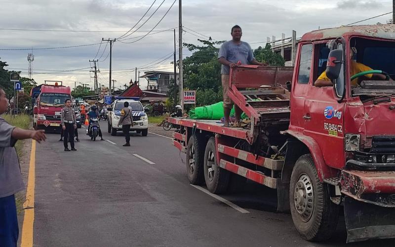 Bhabinkamtibmas Kelurahan Muara Dua Evakuasi Truk Tronton yang Terlibat Laka Lantas