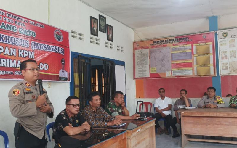 Bhabinkamtibmas Polsek Pino Raya Hadiri Musyawarah Penetapan Calon Penerima BLT Desa Karang Cayo
