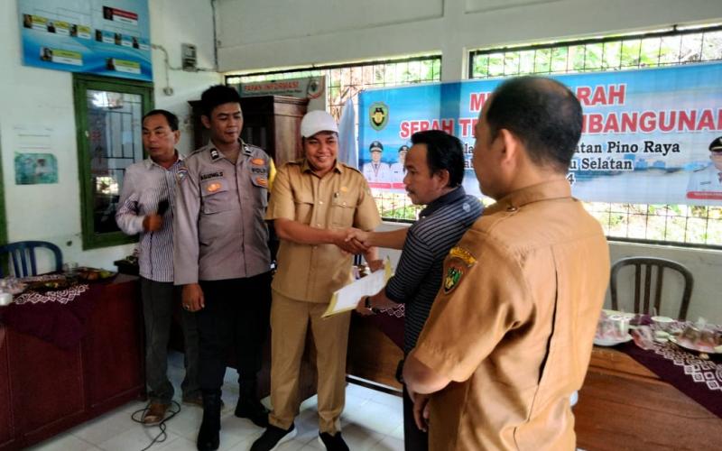 Bhabinkamtibmas Polsek Pino Raya Hadiri Serah Terima Pembangunan Gedung PAUD di Desa Telaga Dalam