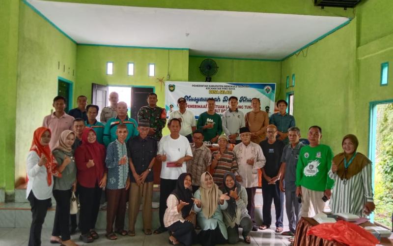 Bhabinkamtibmas Polsek Pino Raya Hadiri Musyawarah Penetapan Calon Penerima BLT di Desa Selali
