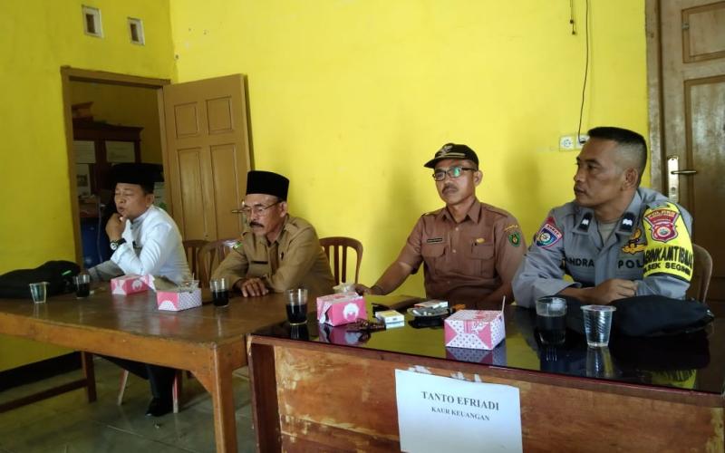 Bhabinkamtibmas Polsek Seginim Hadiri Pelantikan Perangkat Desa Tanjung Agung Terpilih