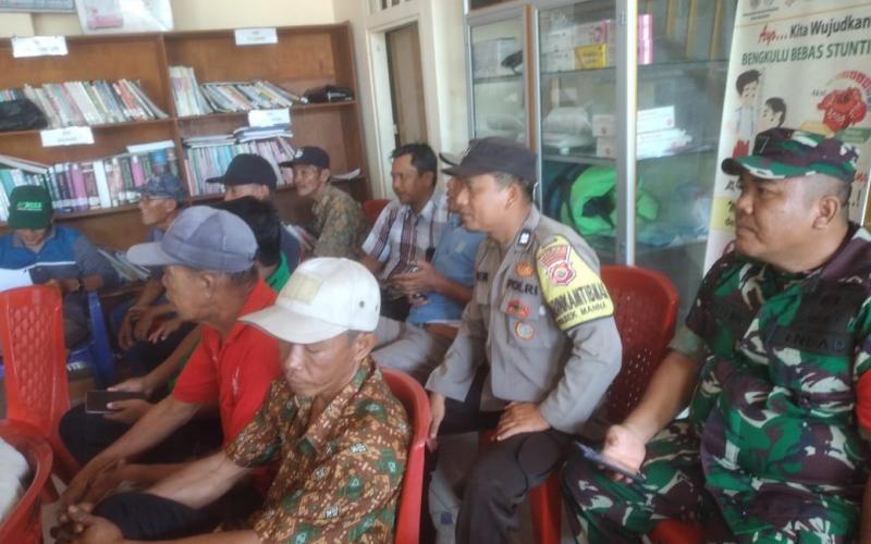 Kapolsek dan Bhabinkamtibmas Polsek Manna Hadiri Musyawarah Penetapan Calon Penerima BLT Desa Melao