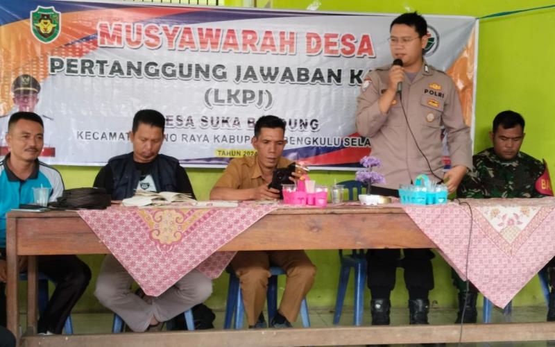 Bhabinkamtibmas Polsek Pino Raya Hadiri Musyawarah Pertanggungjawaban Penggunaan APBDes Desa Suka Bandung