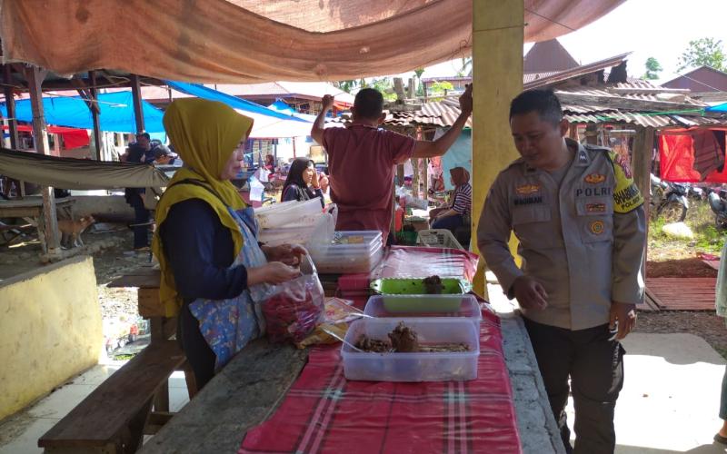 Bhabinkamtibmas Polsek Seginim Lakukan Sambang Door to Door untuk Jaga Kondusifitas Ekonomi Jelang Pilkada 2024