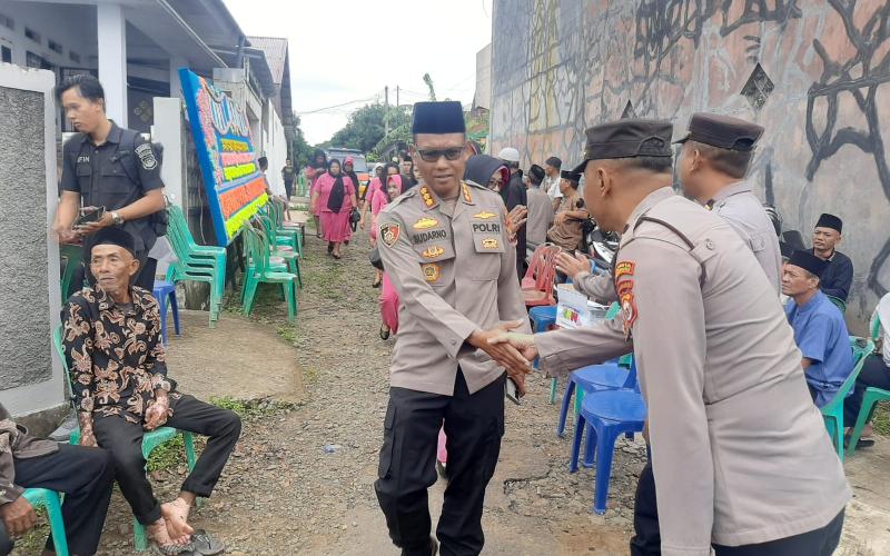 Kapolresta Bengkulu Hadiri Rangkaian Fardu Kifayah di Rumah Duka Ibu Mertua AIPTU Mugionov