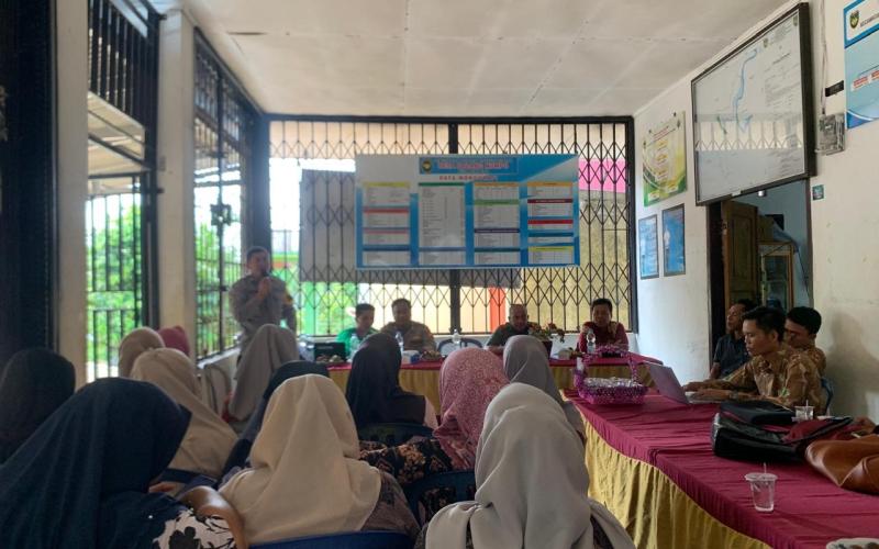 Bhabinkamtibmas Polsek Pino Hadiri Musyawarah Penetapan Penerima BLT di Desa Padang Mumpo