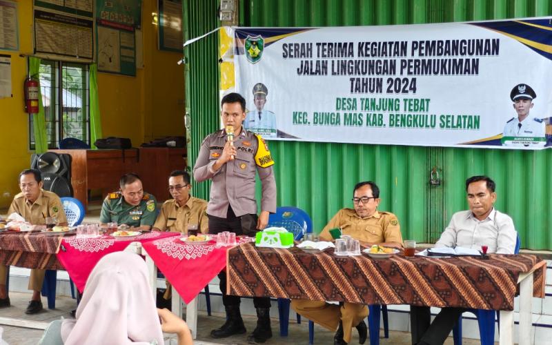 Bhabinkamtibmas Polsek Manna Hadiri Serah Terima Pekerjaan Desa di Desa Tanjung Tebat