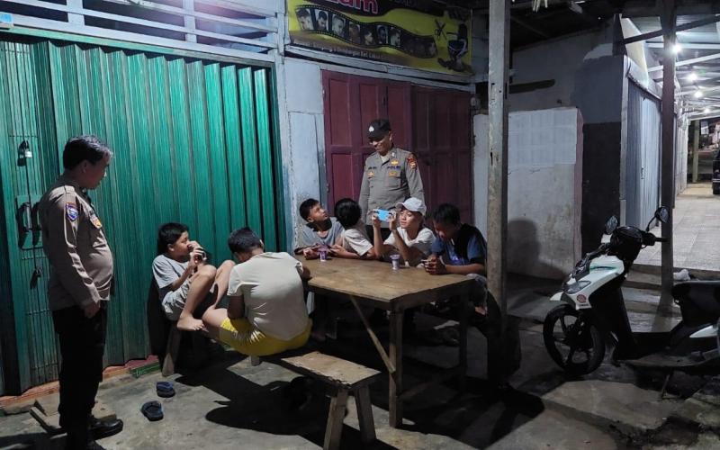 Polsek Seluma Timur Aktif Sambangi Warga untuk Jaga KamtibmasPolsek Seluma Timur Aktif Sambangi Warga untuk Jaga Kamtibmas