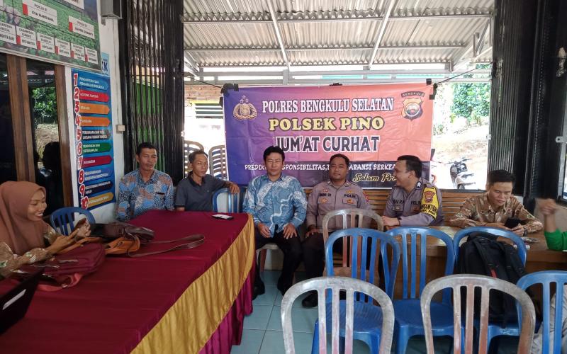 Perkuat Sinergitas Polisi dengan Masyarakat, Polsek Pino Gelar Jumat Curhat di Desa Binaan