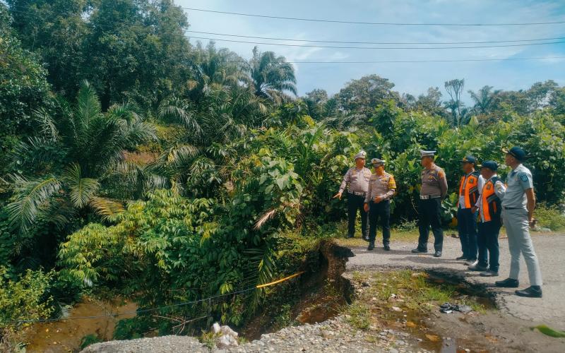 Satlantas Polres Bengkulu Selatan Lakukan Koordinasi dan Pengecekan Rawan Banjir dan Longsor Jelang Libur Bersama