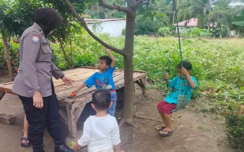 Bhabinkamtibmas Polsek Kampung Melayu Tingkatkan Keamanan Melalui Sambang DDS di Padang Serai